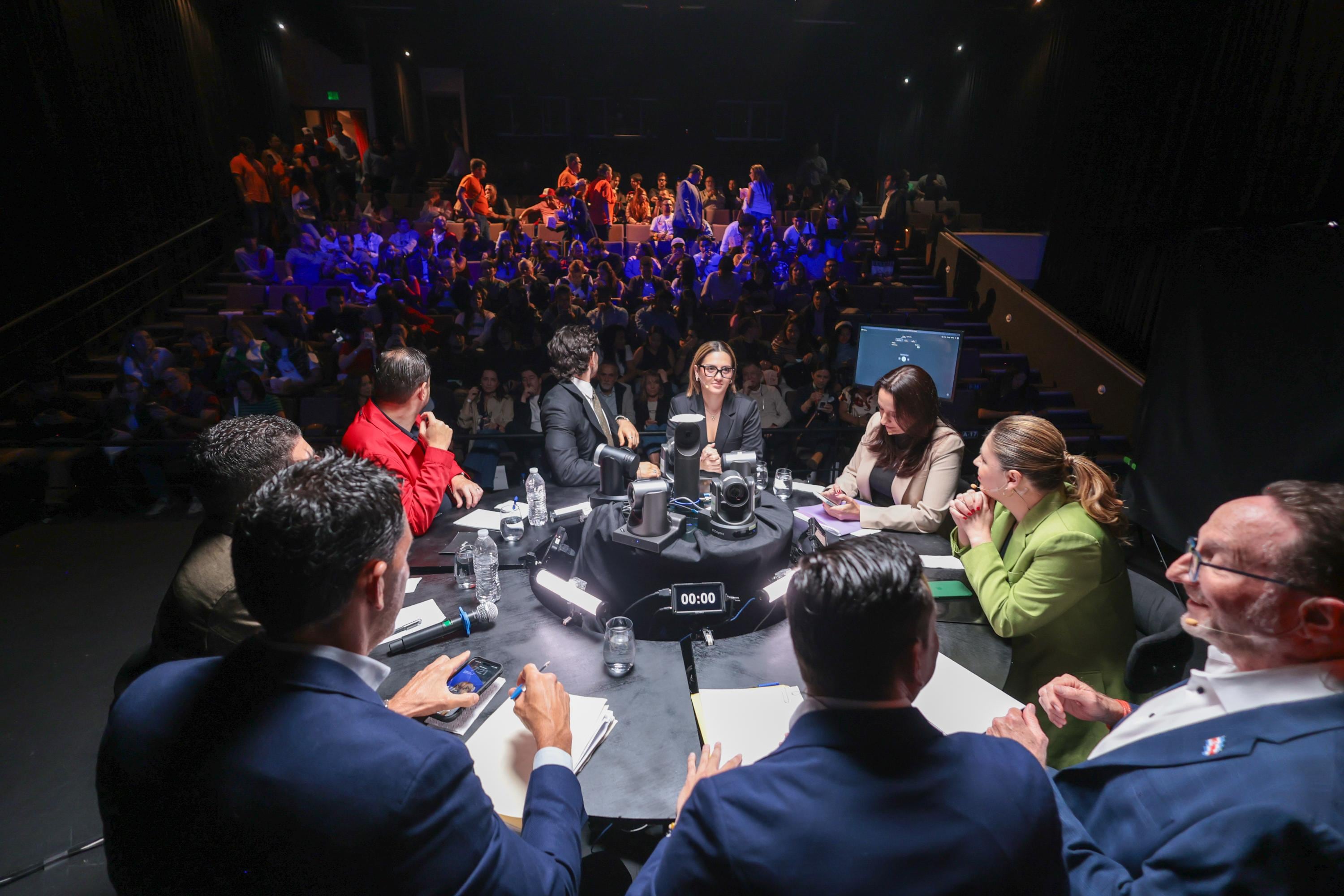 Claudia Dobles (CAC), Eli Feinzaig (PLP), Ariel Robles (FA), José Aguilar Berrocal (Avanza), Álvaro Ramos (PLN) y Juan Carlos Hidalgo (PUSC) participan en el debate presidencial de No Pasa Nada.