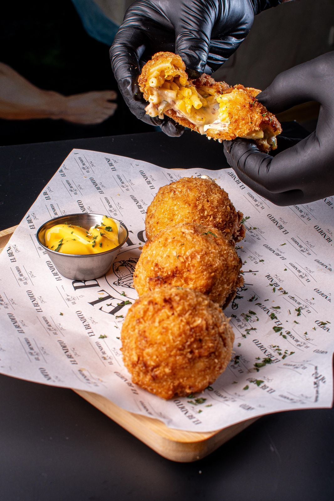 Guerra de Hamburguesas, nuestro reality show, ya tiene su primer finalista, se llama Dereck Sánchez Umaña, es vecino del barrio Zapote, tiene 24 años y ama cocinar prácticamente desde que nació. El sábado 2 de noviembre inauguró su negocito llamado El Bendito.