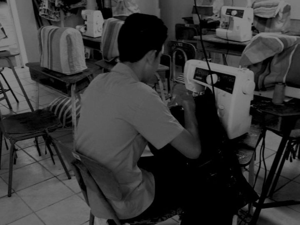 Ronald comenzó a coser desde muy pequeño.