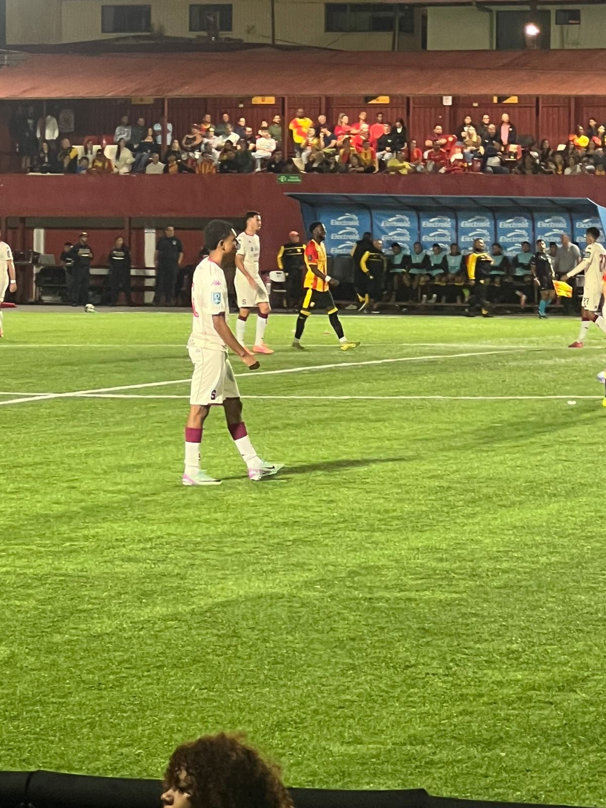 Derek Woodly (de negro) debutó el sábado en el juego entre Saprissa y Herediano.