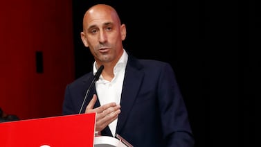 Expresidente de la Federación española Luis Rubiales es atacado con huevos durante la presentación de su libro
