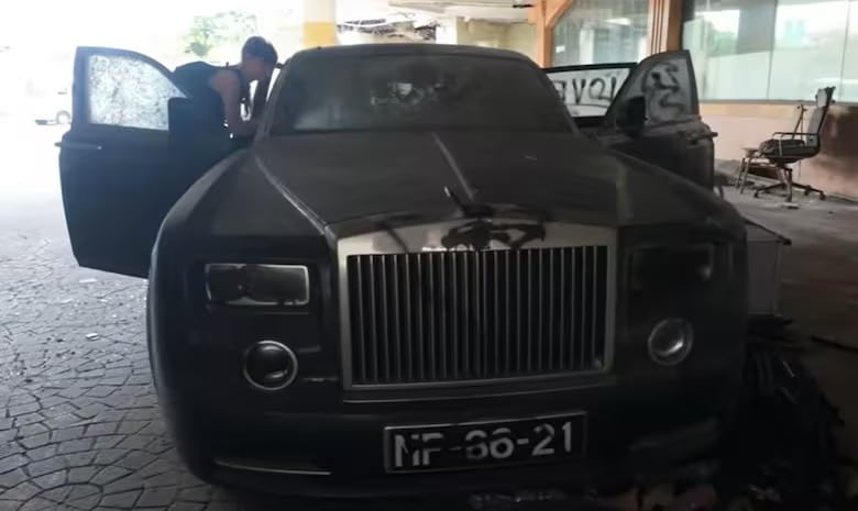El interior del hotel permanece intacto desde su cierre, convertido en un museo del abandono.
