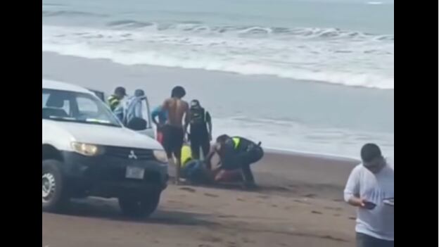Luis Daniel Pérez Abarca burló a la muerte en playa Jacó, para vivir un milagro justamente en su cumpleaños este martes 27 de mayo del 2025. Foto: Captura de video