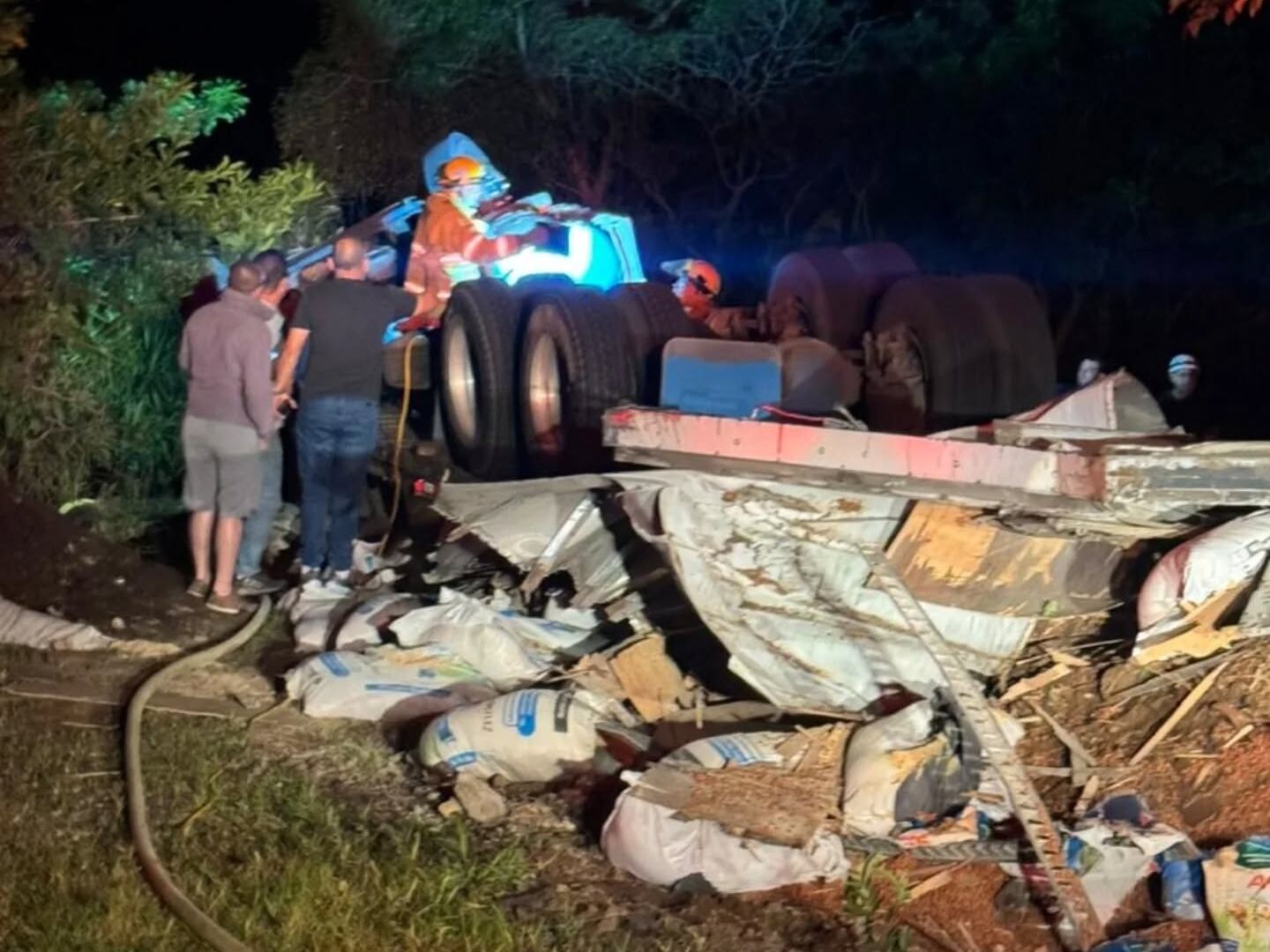 Un hombre, quien en apariencia manejaba el camión, perdió la vida en el accidente. Foto Zona Alta Monteverde.