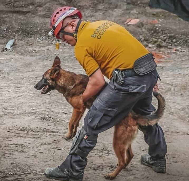 Erik Monge, bombero de la unidad canina de la estación de Tibás.