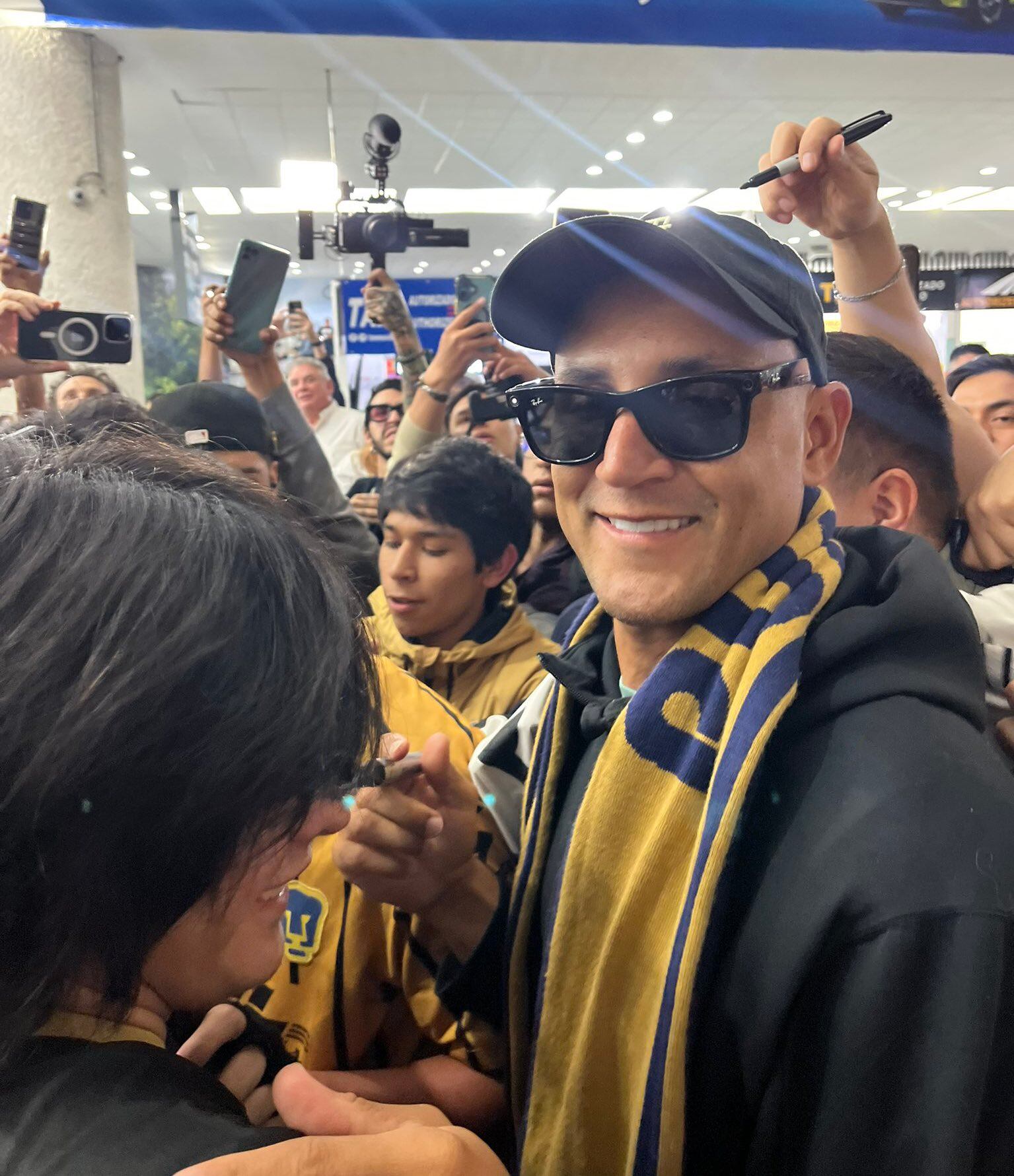 Keylor Navas causó todo un revuelo en su llegada al aeropuerto a la Ciudad de México.