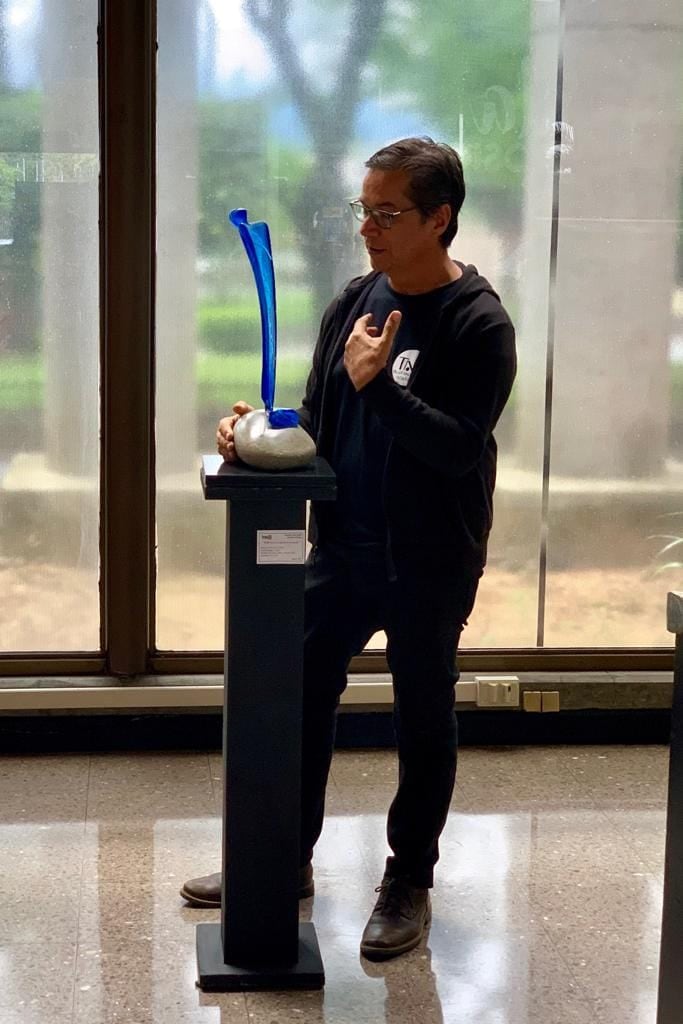 El escultor costarricense, Luis Alonso Ramírez Ramírez, tiene un proyecto que se llama “Desde el origen”, el cual le regala una réplica casi exacta de la virgen de Los Ángeles a las comunidades del país que estén dedicas a ella.