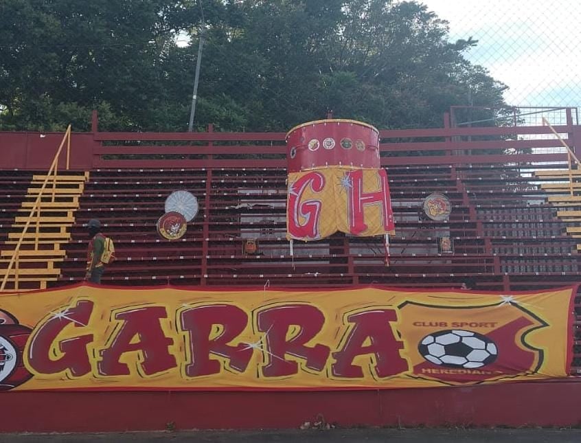 La Garra Herediana, barra del Herediano, estrenó un bombo gigante ante Alajuelense.