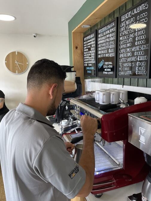 La la Asociación Centro de Rehabilitación para el Adicto (Casa ACERPA) tiene dos cafeterías que se llaman Punto Café y todo el dinero que generan es para ayudar a adictos a dejar las drogas