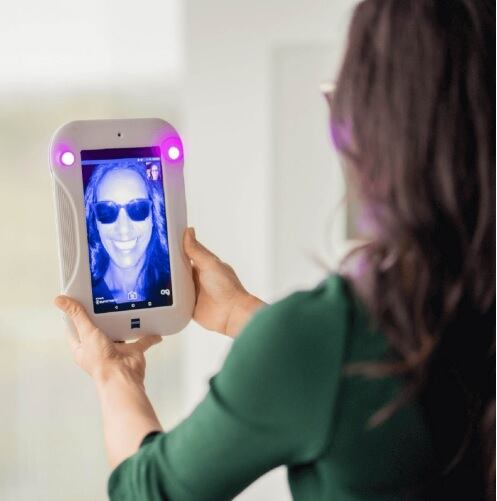 Ópticas Münkel tiene la mejor tecnología del mundo para el cuidado de sus ojos, por eso ahora usa lo que se conoce como Ipad-UV, que es una tableta capaz de identificar el nivel de protección contra los rayos del sol que tienen sus lentes en el mismo momento en que se hace el examen de la vista