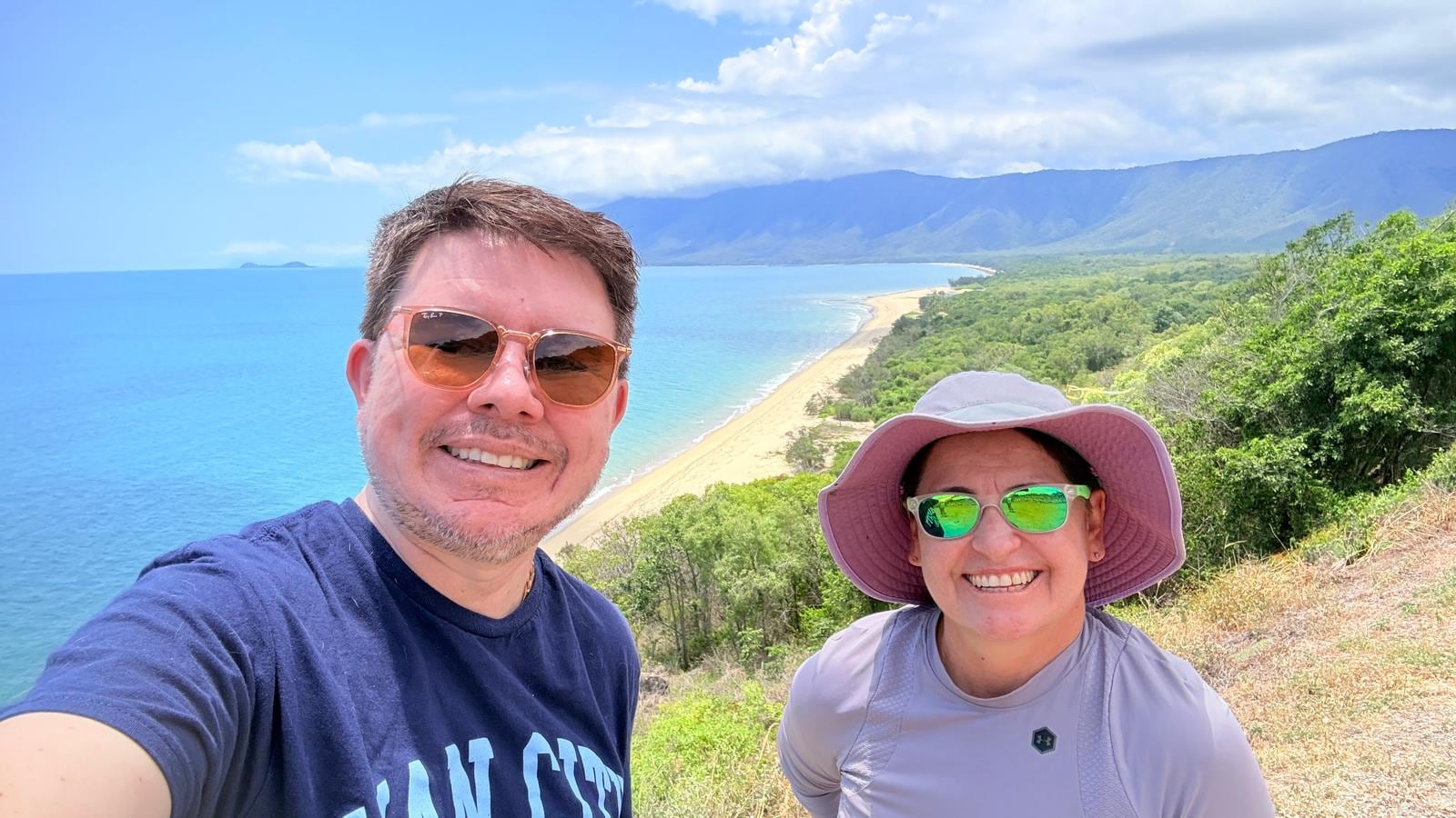 Silvia Villalta es una costarricense que viajó a Australia para visitar un amigo y como sabía que pasaría en ese país el próximo 1 de febrero, realizó todos los trámites necesarios para empadronarse ahí ya que por nada del mundo se perderá su derecho a votar. En la foto con su amigo José Pablo Elizondo.