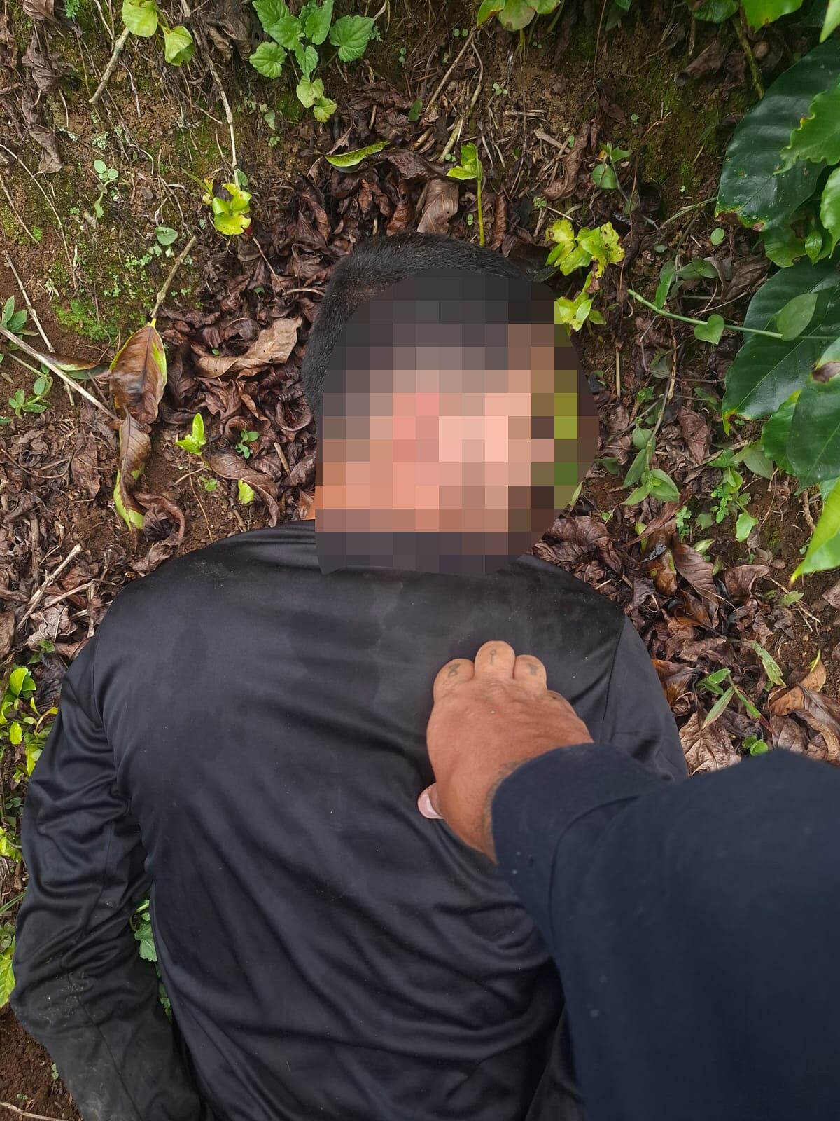 Un sujeto que huía de la policía fue el responsable de causar pánico en la escuela Cecilio Lindo, en Juan Viñas, de Jiménez, Cartago. Foto: MSP