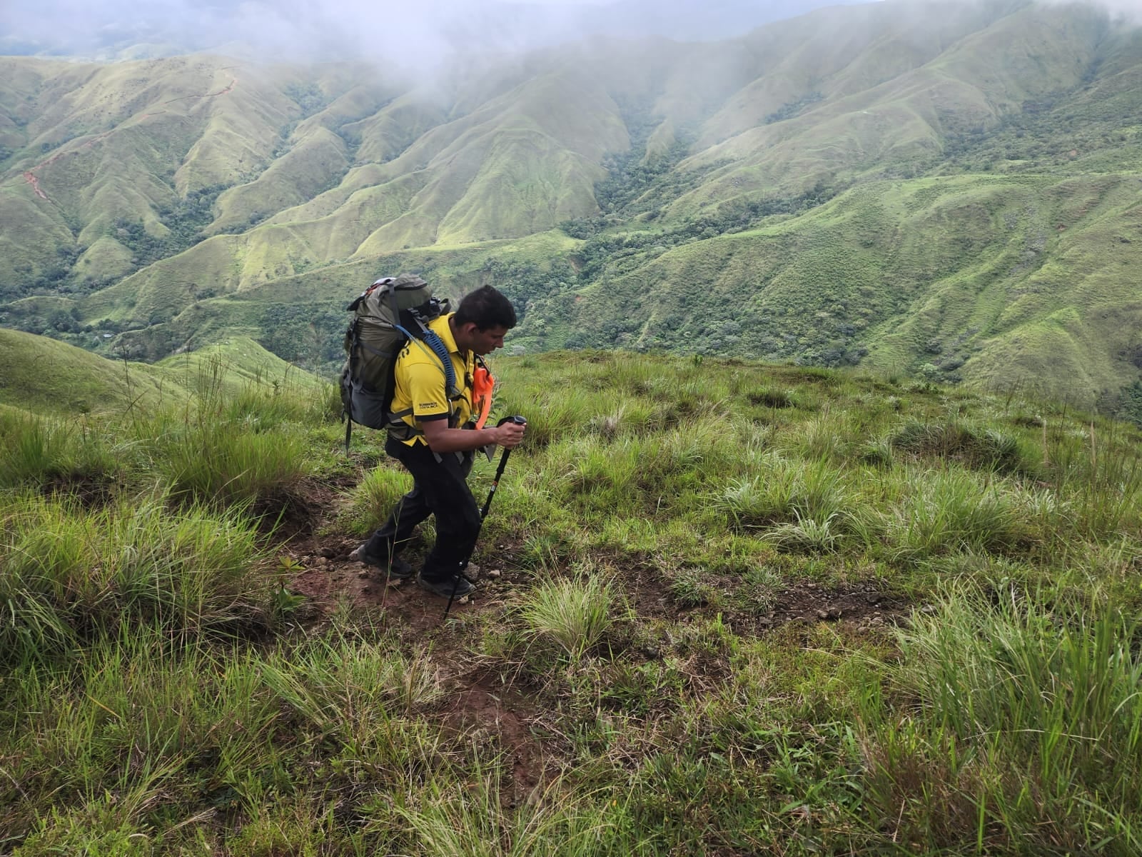 Hacer senderismo o aventurarse en una caminata en la montaña, un bosque o un parque nacional es una experiencia que cada día gusta más, pero también puede tener riesgos como el perderse, según confirma José Pablo Almanza Meneses, bombero con 11 años de experiencia y miembro de la unidad operativa de cavernas y montañas del Cuerpo de Bomberos de Costa Rica.