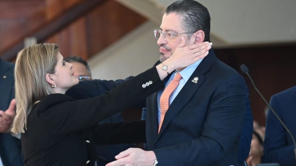 En la imagen, Laura Fernández abraza al presidente Rodrigo Chaves.