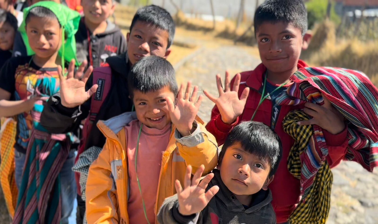 El padre Sergio Valverde y sus Obras del Espíritu Santo no solo alegran la Navidad y el Año Nuevo de miles de niños y familias en Costa Rica, también alcanza la solidaridad para hacerlo en Guatemala y El Salvador