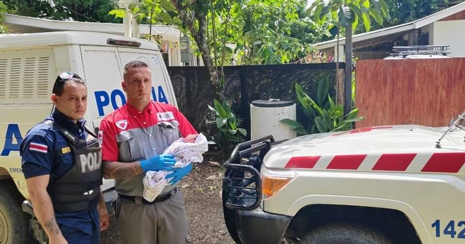 La alerta habría sido dada por la dueña de la casa que encontró el recién nacido.