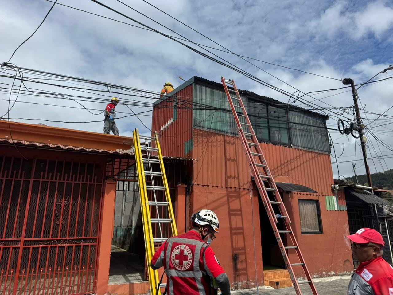 Un hombre sufrió una descarga que le provocó lesiones de gravedad