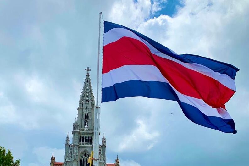 La bandera más grande de Costa Rica se izó el pasado 1 de setiembre en Coronado a encargo del alcalde del cantón que cada año durante el mes de la patria emperifolla con blanco, azul y rojo diferentes zonas. Fue hecha por Banderas del Mundo.