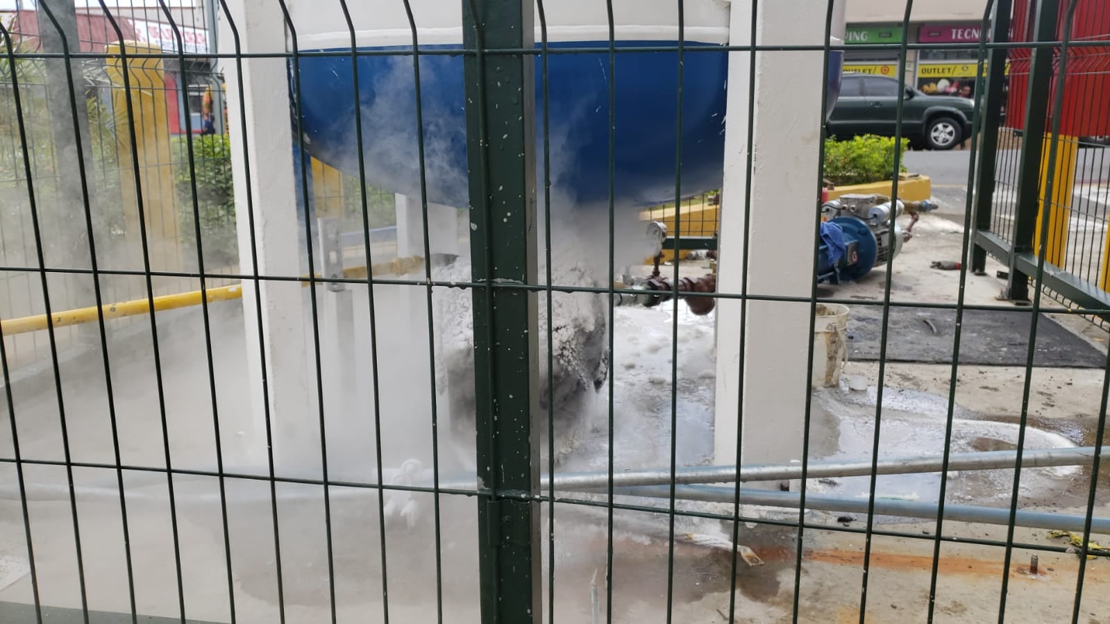 Un escape de gas licuado de Petroleo por sus siglas conocido como Gas LP cerca de la gasolinera Delta en Moravia, San José, provocó que comercios y centros educativos fueran paralizados. Foto: Bomberos