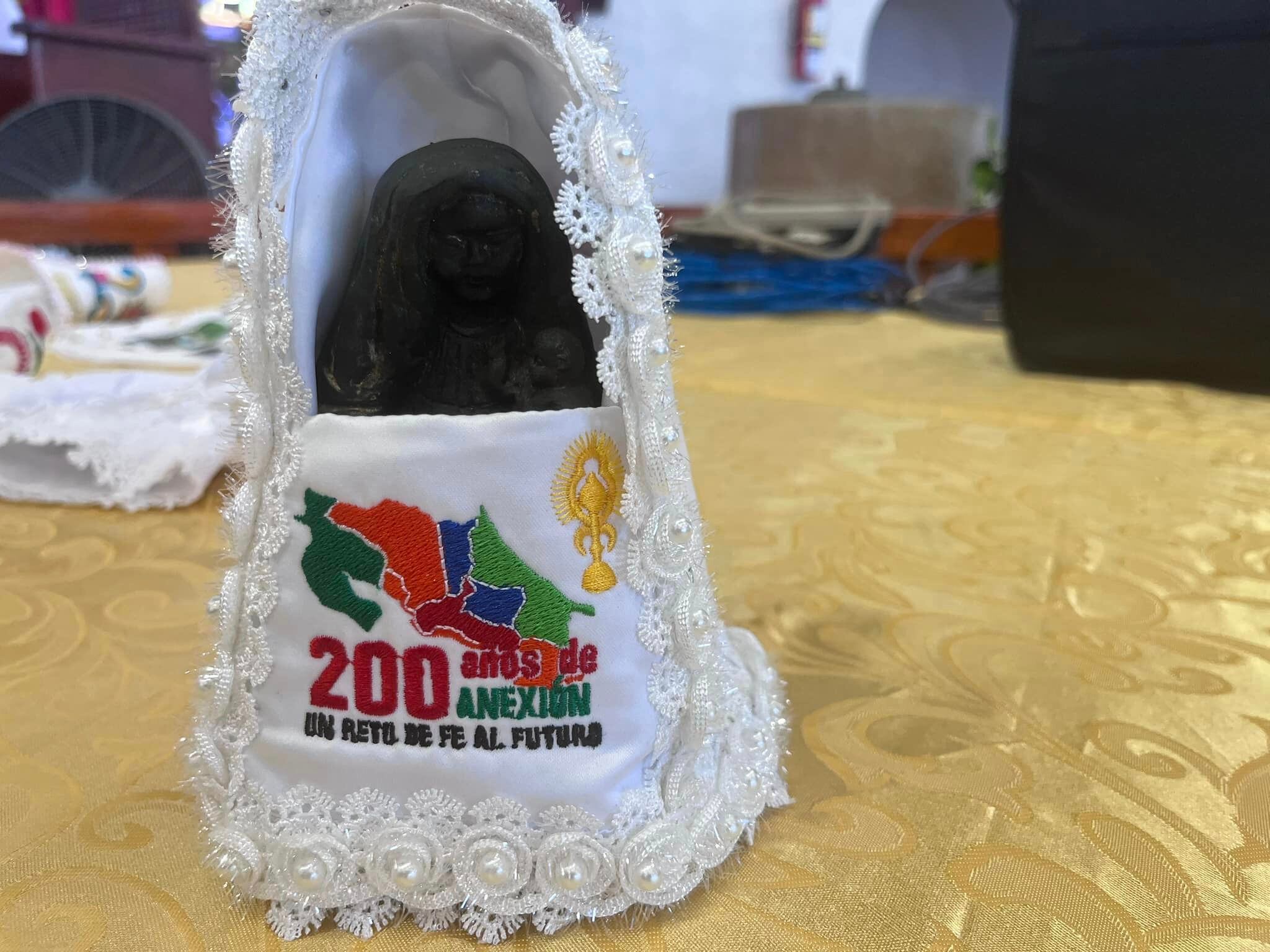 La Diócesis de Tilarán - Liberia seleccionó los 5 trajes que estarán a disposición de las autoridades de la Basílica de los Ángeles, para la vestición de la Virgen de los Ángeles.