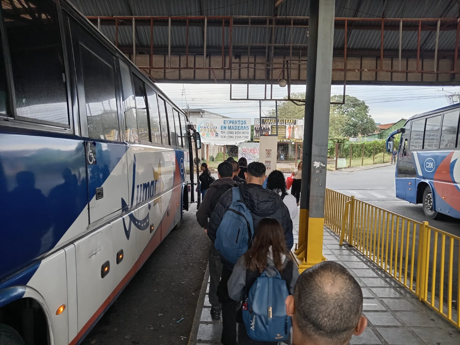 Al existir una gran fila en la ruta directa, decidimos tomar la ruta colectiva por San Pedro, retrasando la llegada San José pero saliendo más rápido. Foto: Juan Pablo Garita.