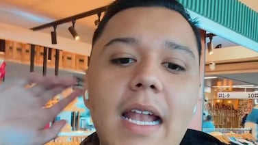 Humorista e imitador que se hizo famoso en Repretel se mueve a sus shows como una verdadera estrella