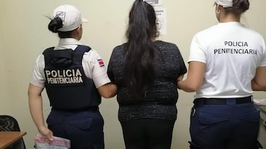 Policía penitenciaria revela lo que ella y sus compañeras sufren por los chalecos de seguridad