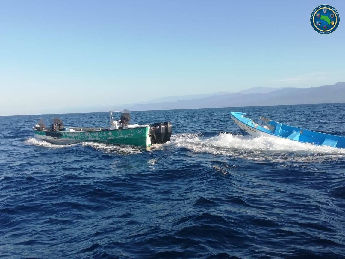 La embarcación verde llevaba la droga y la blanca con celeste le servía para un efectivo cierre de la operación, que al final fue truncada. Foto: Cortesía MSP.