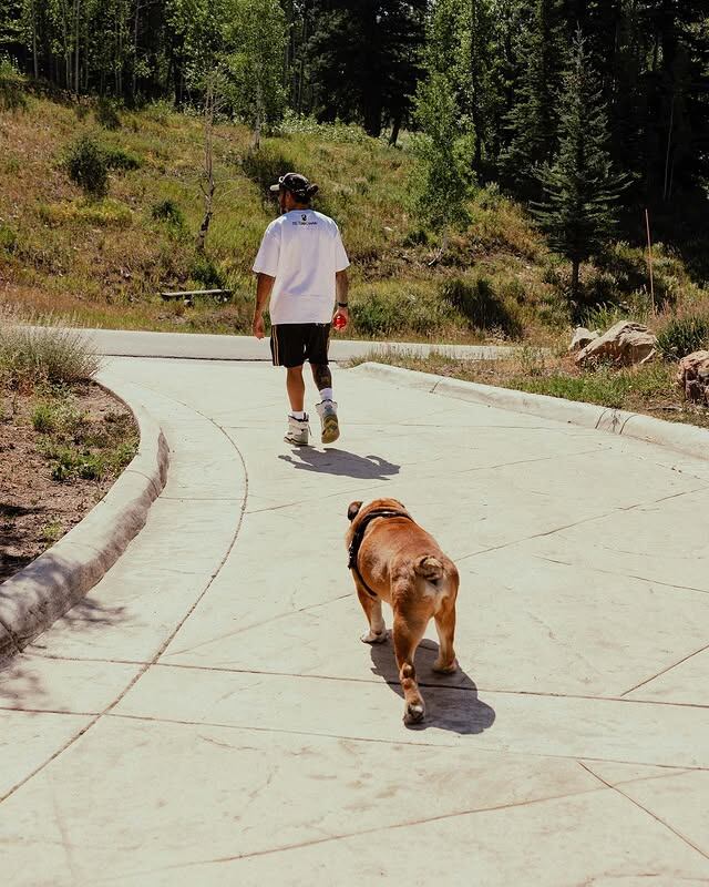 Lewis Hamilton y su perro Roscoe