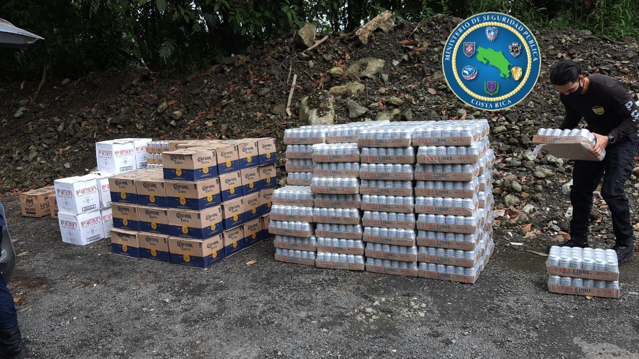 Sorprenden a hombre apellidado Chávez con más de 3 mil unidades de licores ilegales. Foto MSP.