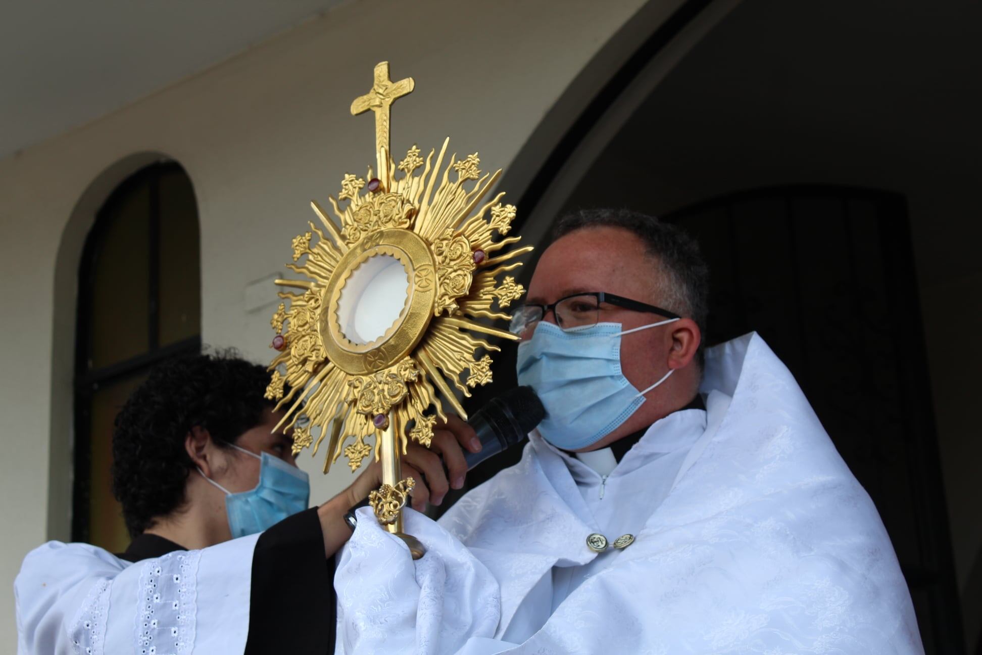 El padre Sergio Valverde de Obras del Espíritu Santo nos invita con una canción a usar la mascarilla para no contagiarnos de covid-19