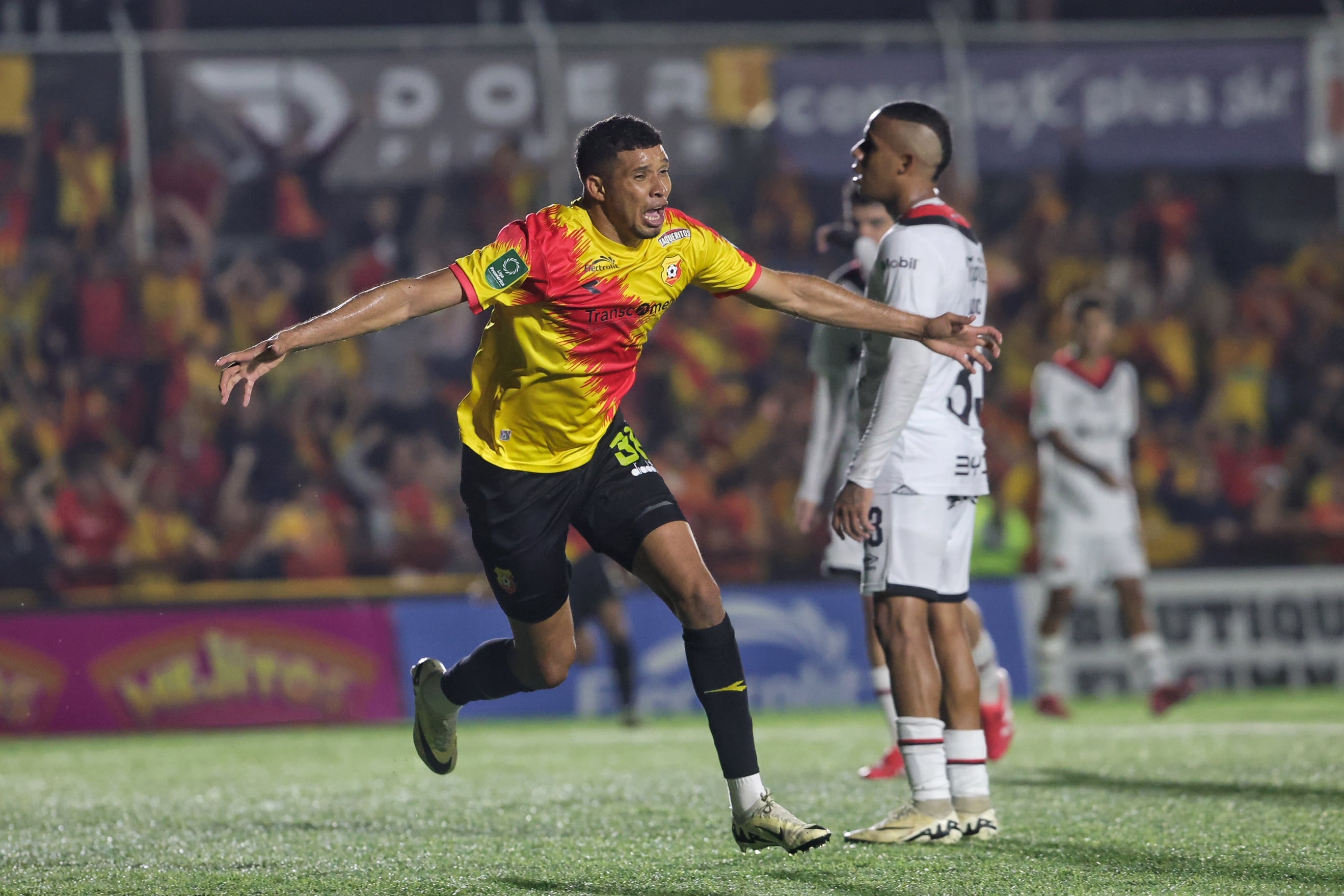 28/05/2025/ Juego entre Club Sport Herediano vs Liga Deportiva Alajuelense por  el partido de vuelta de la gran final el torneo Clausura de la Liga Promerica en el estadio Carlos Alvarado / foto John Durán