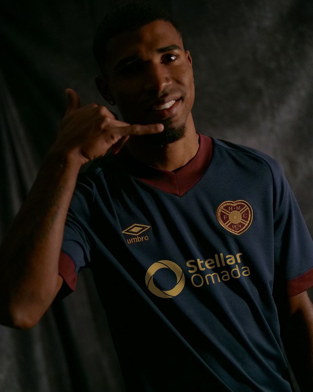 Gerald Taylor pegando porte en la presentación de la nueva camiseta del Hearts. Foto: Instagram.