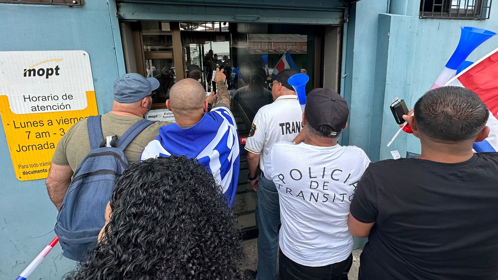 Policías de Tránsito se manifiestan frente al MOPT en San José. Foto: John Durán