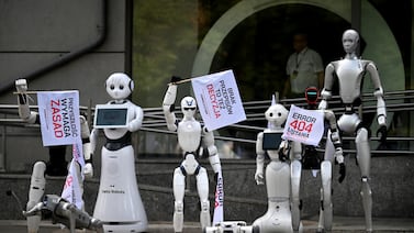 Robots protestan en Polonia para exigir controles al desarrollo de la inteligencia artificial