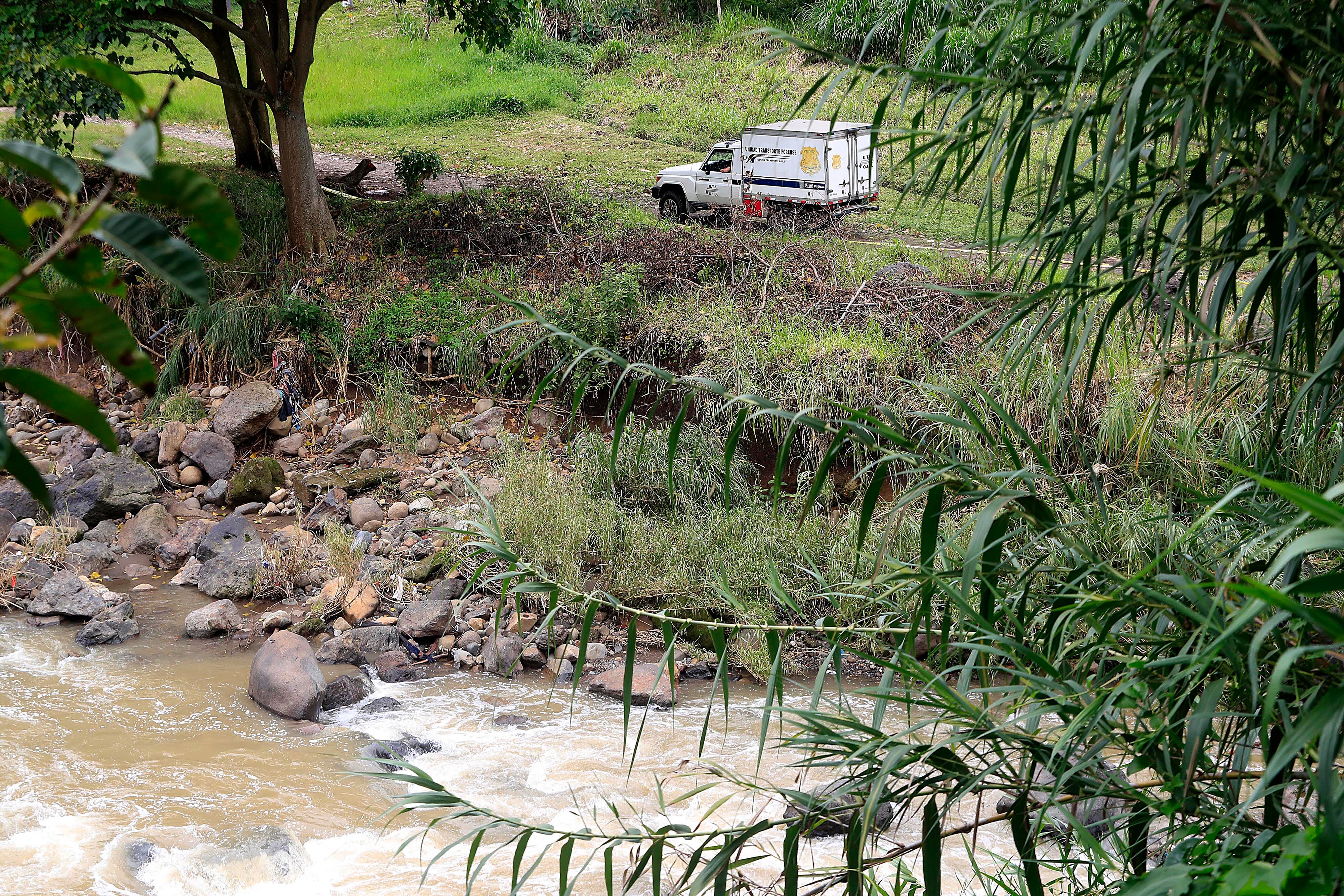 19/10/2023 San Rafael de Escazú. Aparación de tres cuerpos con heridas de bala en río Tiribí, Bajo los Anonos. Fuerza Pública y OIJ, presentes en el lugar.
