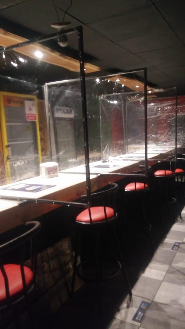 Asobarest y el Gobierno discuten si ponerle divisiones totales a los clientes en las barras de un bar o una cantina para evitar el coronavirus.