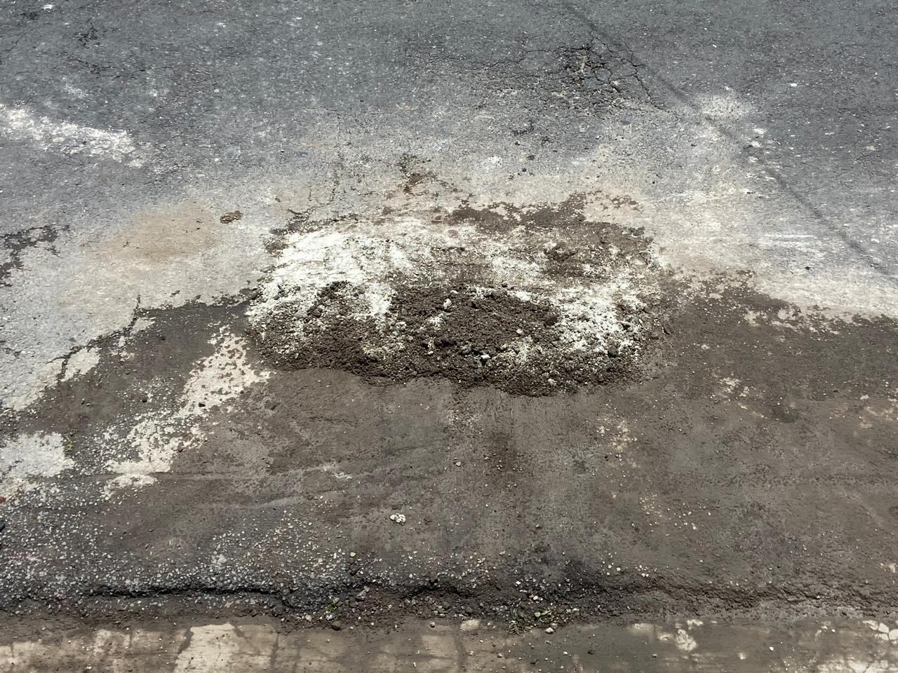 El AyA deja las calles sin arreglar tras finalizar las obras. En Pavas, los funcionarios llegaron a arreglar una vía tras reportes. (Imagen tomada a finales de 2024)