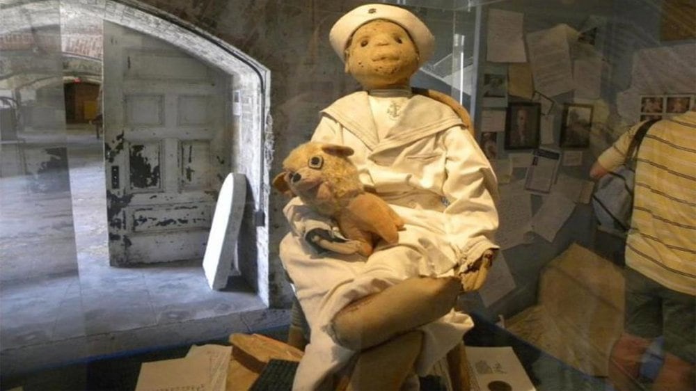 El sacerdote canadiense Platón Angelakis, quien fue ordenado sacerdote católico ortodoxo con los Oblatos de Santa Teresa en Wisconsin en 1999, es quien bendice dos veces al mes a la muñeca maldita Annabelle en el Museo de lo Oculto de los Edward y Lorraine Warren (ya fallecidos) en Estados Unidos.“Shadow” (Sombra), se trata de un muñeco de trapo que le regalaron al niño Robert Eugene Otto