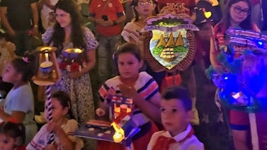 Desfile de faroles en Nueva Jersey cumple 24 años y comenzó con tan solo seis “locos” ticos