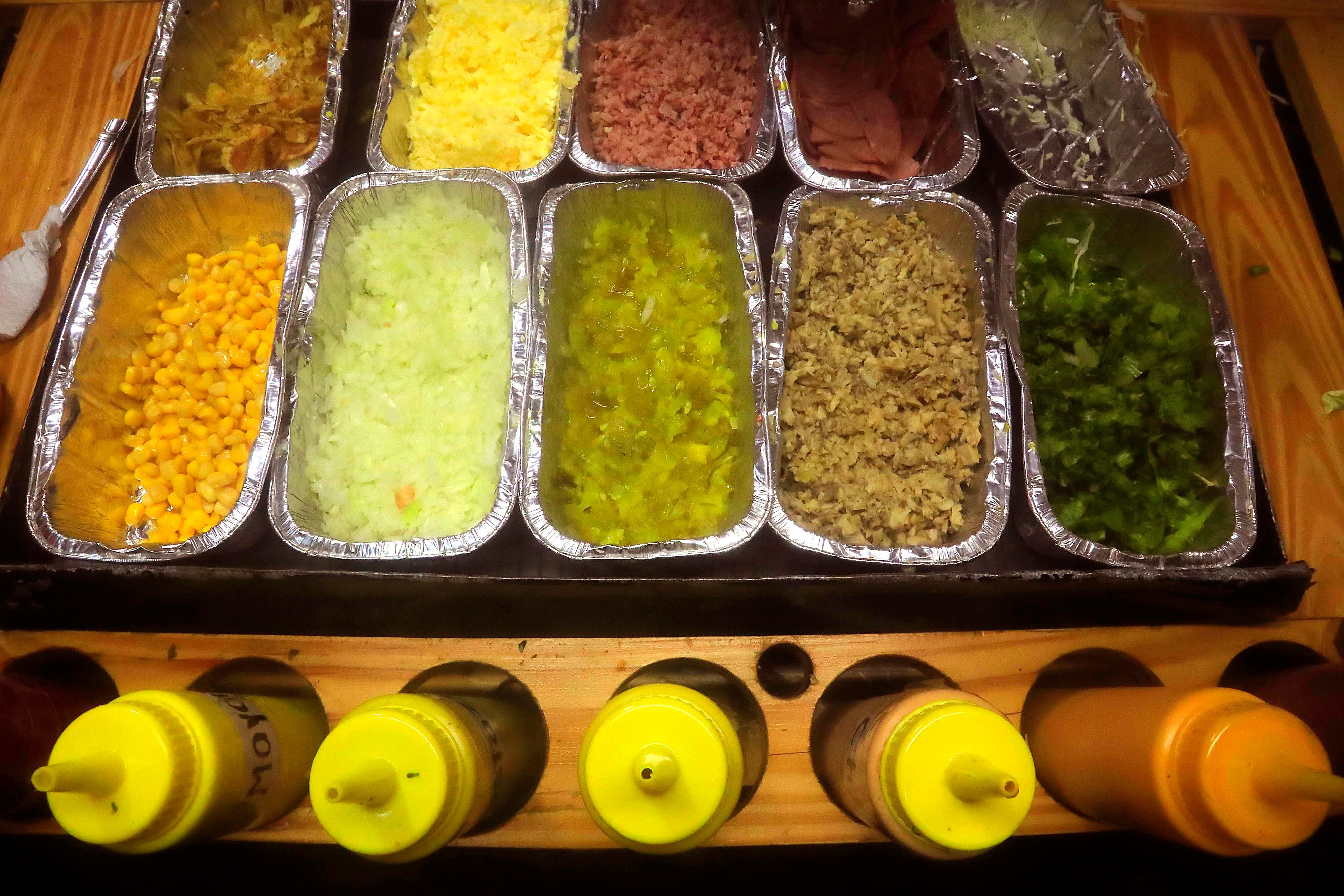 23/08/2023 San Rafael Arriba de Desamparados. Zagua-Ticos la esquina de comidas rápidas, para llevar, famosa por los perros calientes cargados de ingredientes y salsas a precios increiblemente bajos.