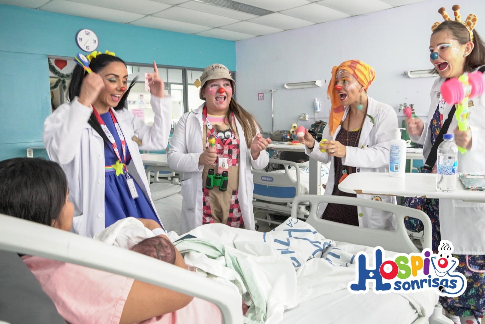 La microbióloga Angie Cervantes Rodríguez creó en el 2007 Hospisonrisas. Ella es la payasita "Solución Salina 90-60-90". Los doctores sonrisa alegran a pacientes, familiares y personal médico de todos los hospitales del país.