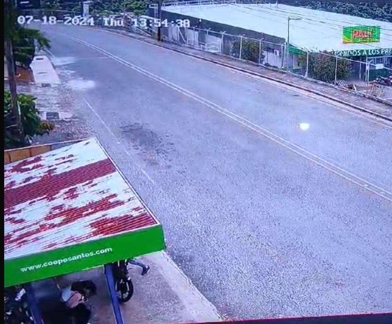 En el video se observa a la víctima y una joven en la parada, mientras el pistolero dispara la joven logra escapar.