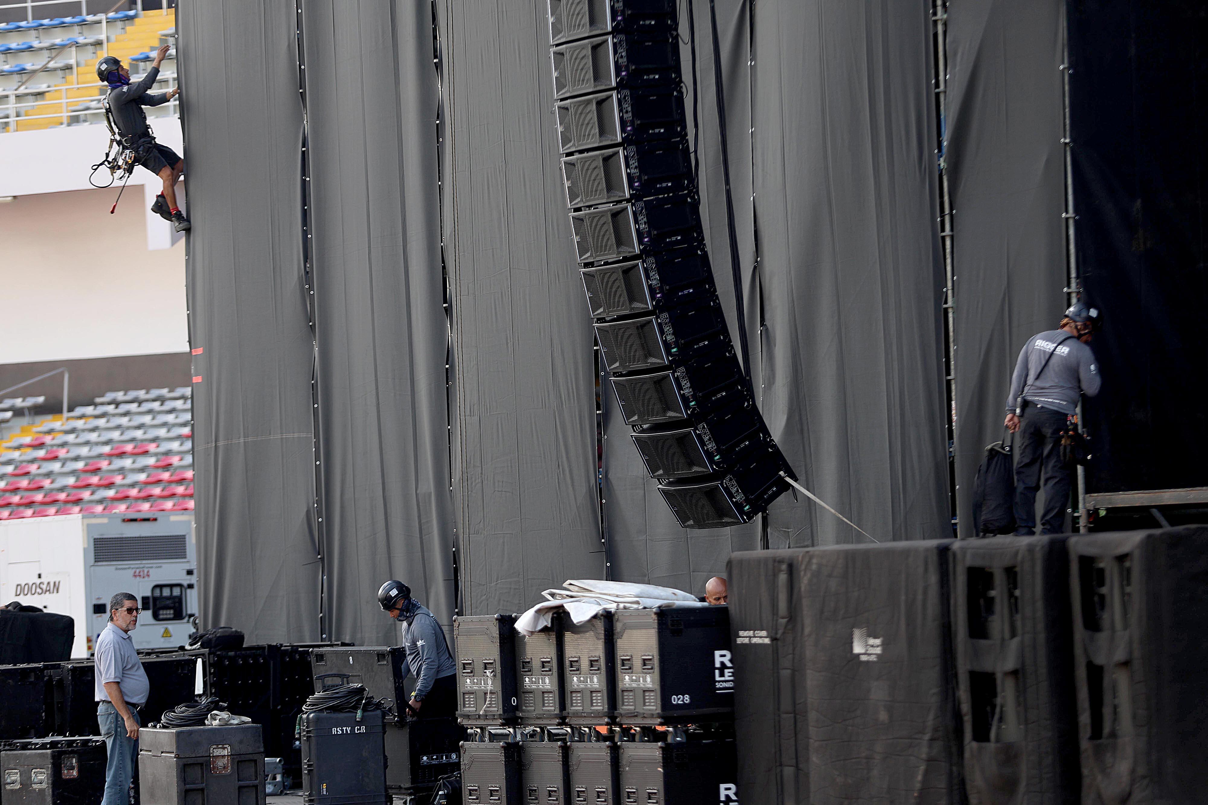 28/02/20224 Estadio Nacional, La Sabana. Montaje de tarima y camerinos de los cantantes Ivy Queen y Don Omar, para sus respectivos conciertos, que también incluye a Ryan Castro, en el Urban Fest del próximo sábado. Foto: Rafael Pacheco Granados