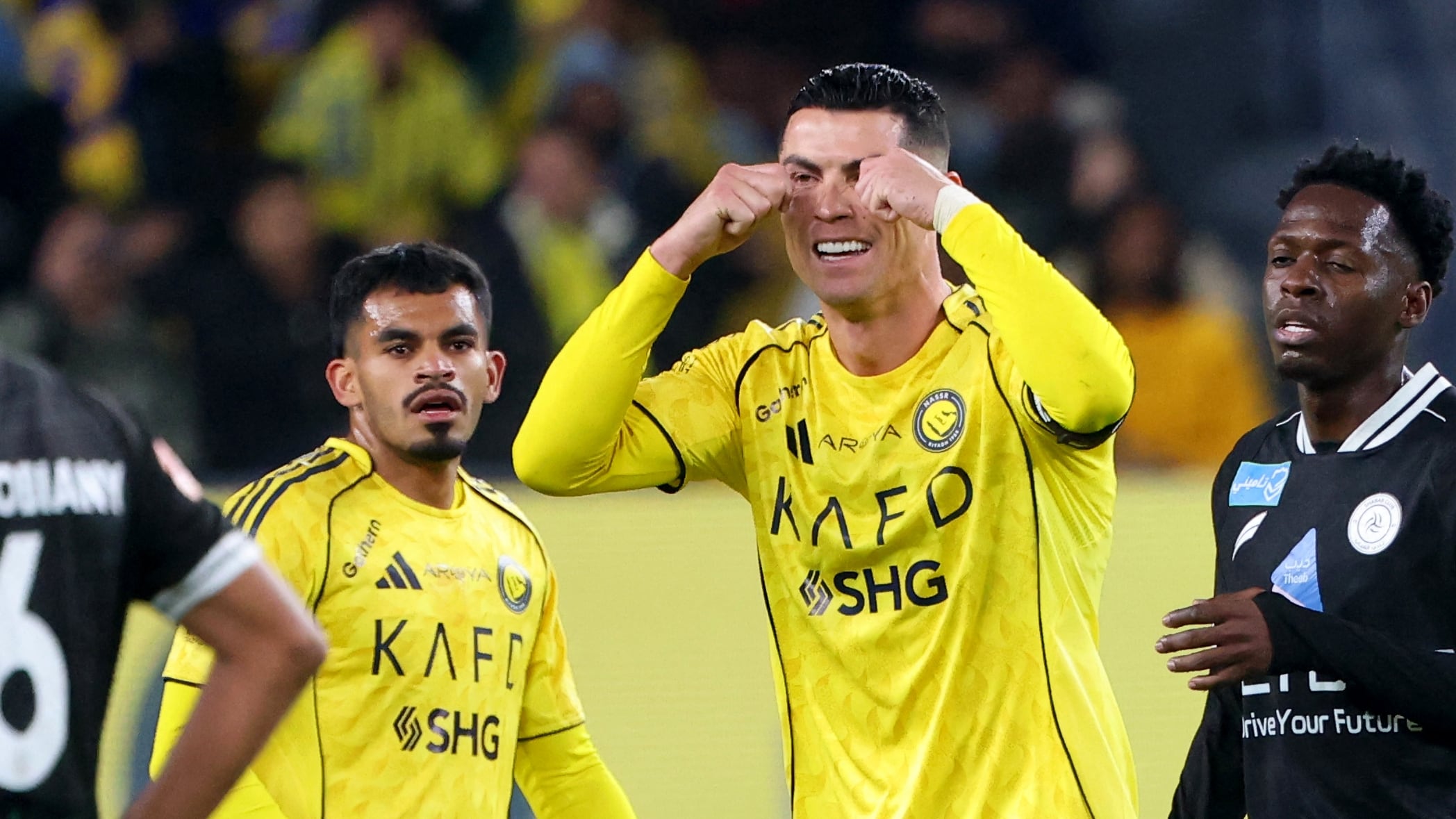 El delantero portugués del Al Nassr #07 Cristiano Ronaldo reacciona durante el partido de fútbol de la Saudi Pro League entre Al Nassr y Al Shabab, en el estadio Al Awwal Park, en Riad, el 17 de enero de 2026. (Foto de Fayez Nureldine / AFP)