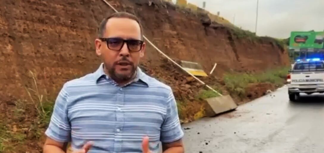 El propio alcalde de Cartago, Mario Redondo, en su perfil personal de Facebook denunció un desbordamiento grabado en video por un ciudadano muy cerca del paso elevado Taras-La Lima, obra que recientemente fue habilitada. En la foto el ingeniero Mario Campos, gerente de la Unidad Ejecutora del PIT