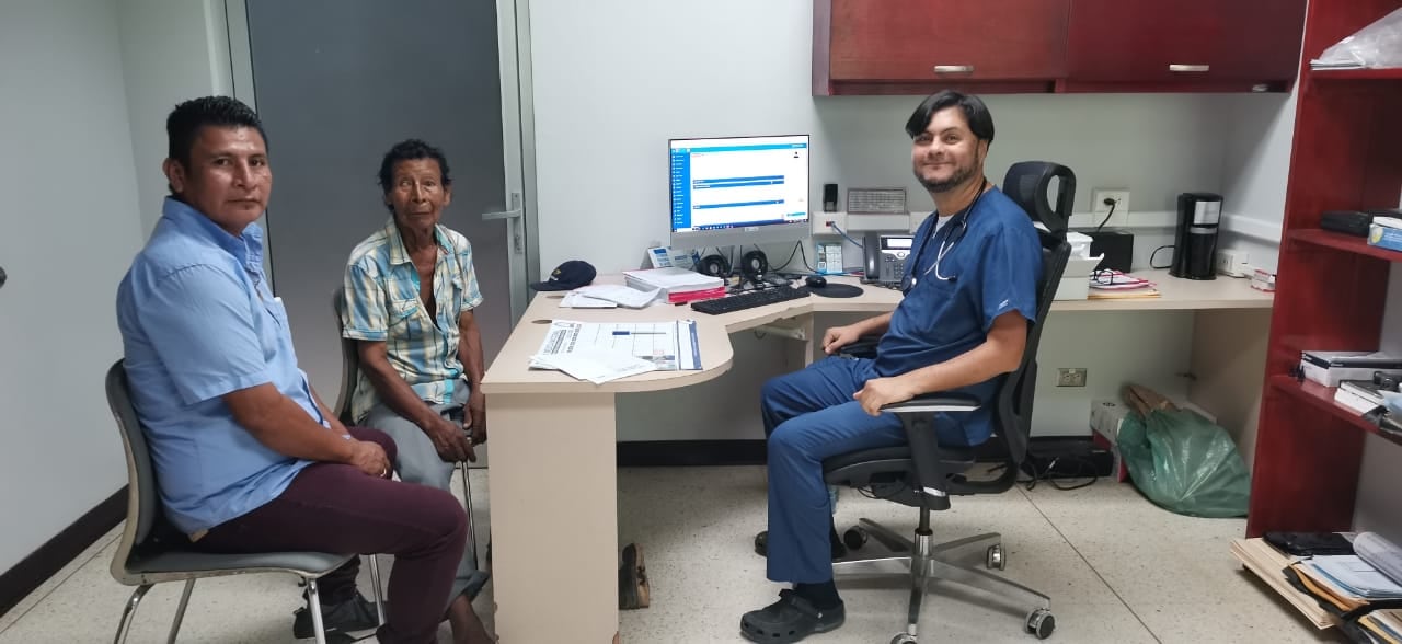 El doctor Efraín Retana recibió un reconocimiento Honoris Causa, por su labor en territorio indígena.