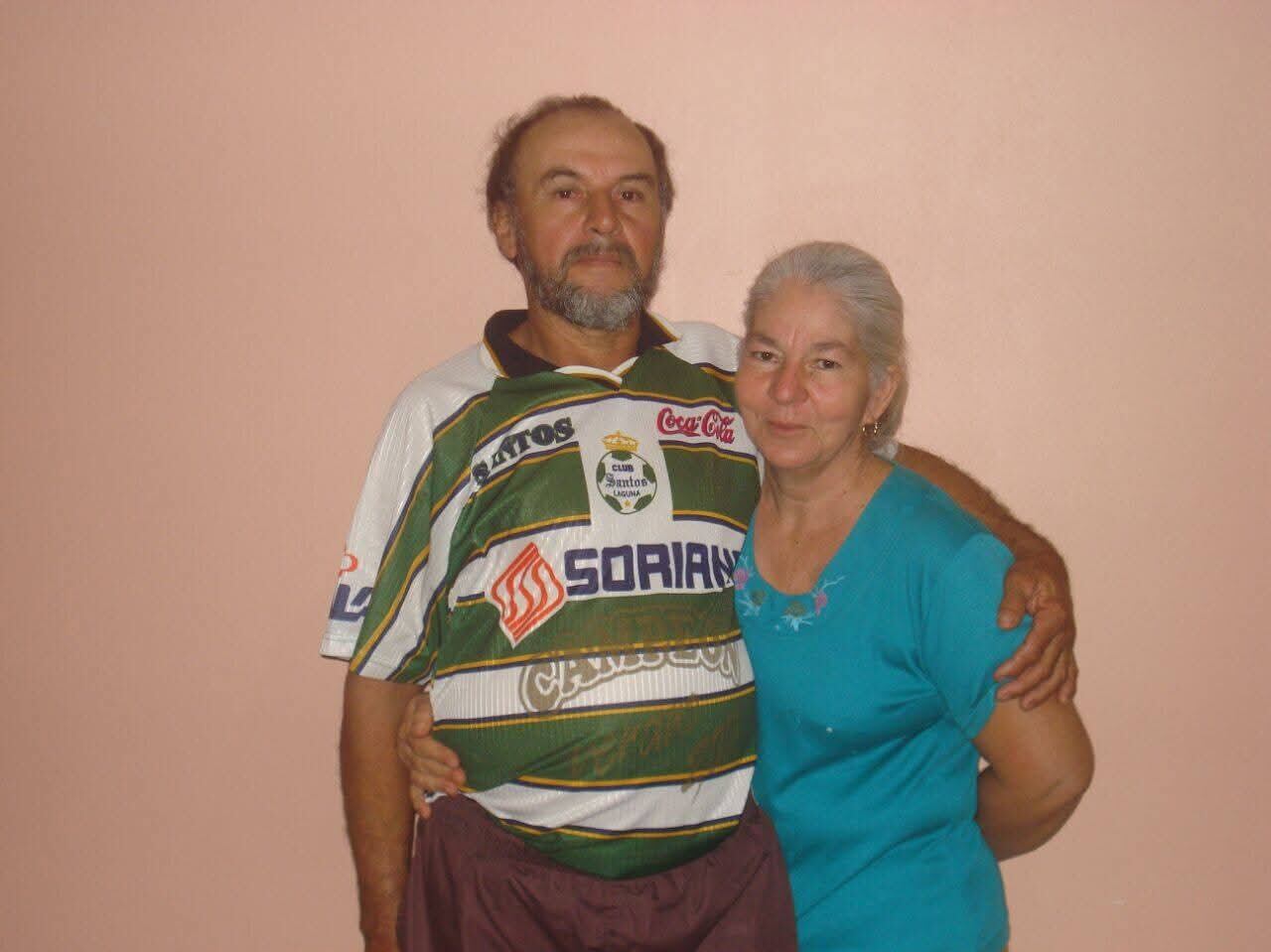 William Brenes Solano, un desamparadeño que se enfermó de gripe y una pequeña infección en la garganta que se le fue complicando día con día hasta que necesitó un trasplante de riñón y su hermano se lo donó. En la foto, don Wiliam y su esposa Flory