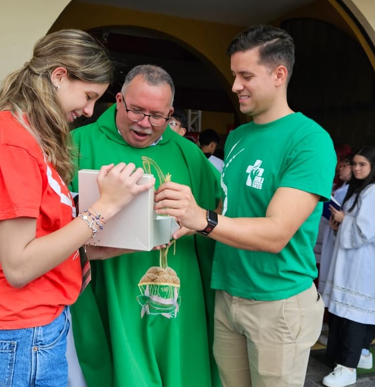 Un solideo que el papa Francisco usó servirá para darle de comer a los niños de Obras del Espíritu Santo