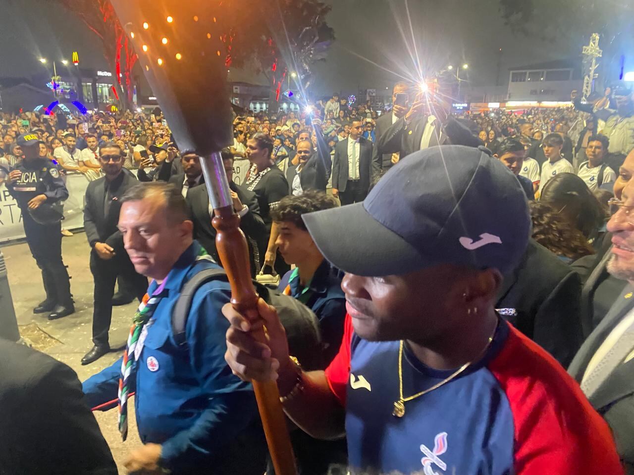Sherman Guity, medallista de oro paralímpico y el paratleta más rápido del mundo, fue el invitado de honor y quien tuvo el privilegio de encender el pebetero. Crédito: Olman Mora.